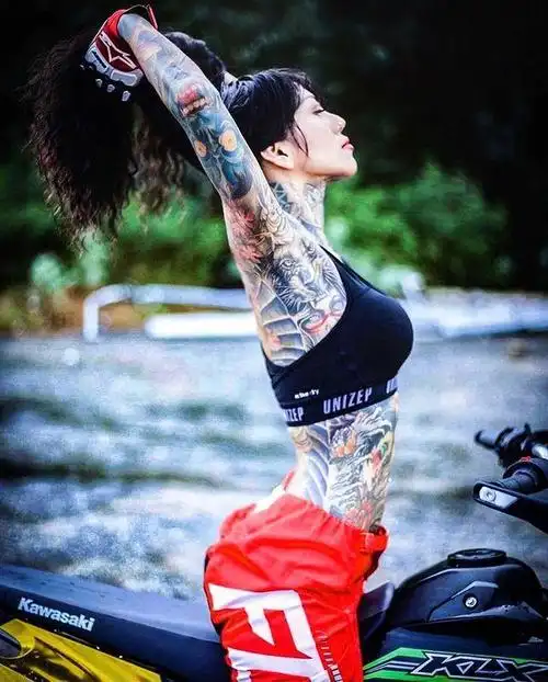 14岁就迷上纹身 泰国女模全身98%纹身 父母担心难嫁人 | 新生活报