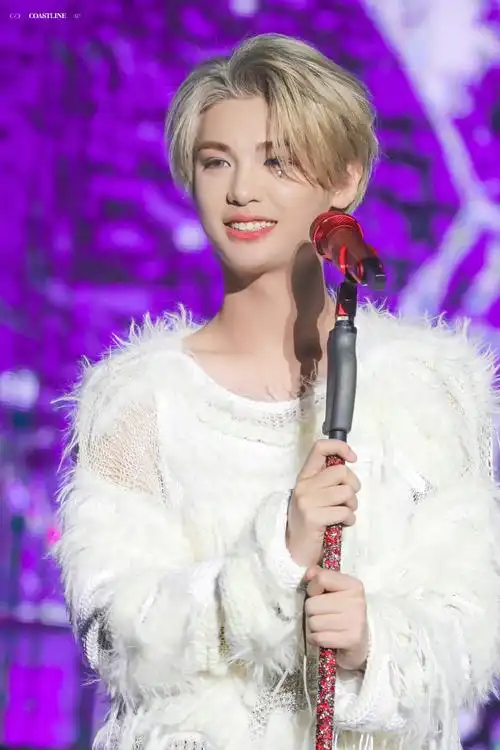 黄明昊angellove金发舞台