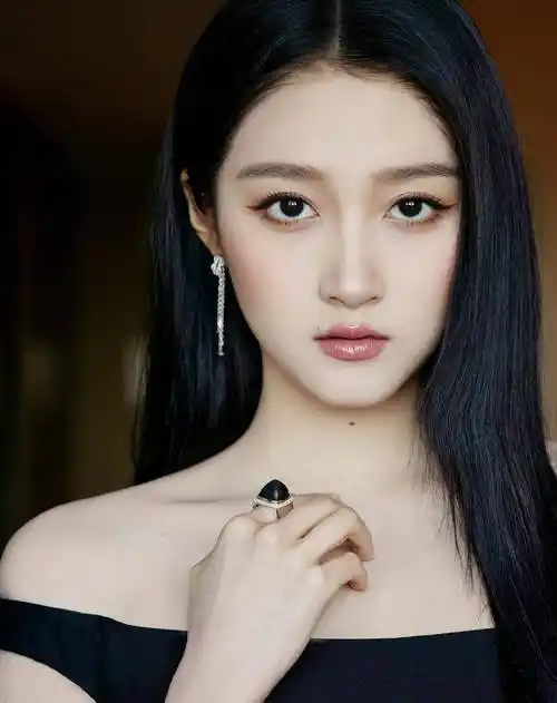 "京圈格格"关晓彤:与顶流恋爱掉粉30万,官宣那天她在干什么?