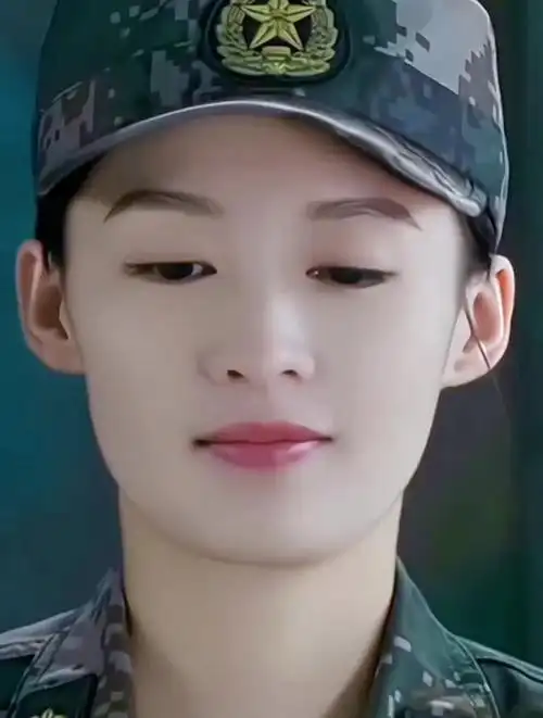 李沁军装造型英姿飒爽!非常有范儿!看上去又酷又飒-度小视