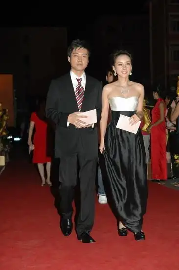 吴军何琳出席飞天奖 "麻辣夫妻"携手亮相(图)