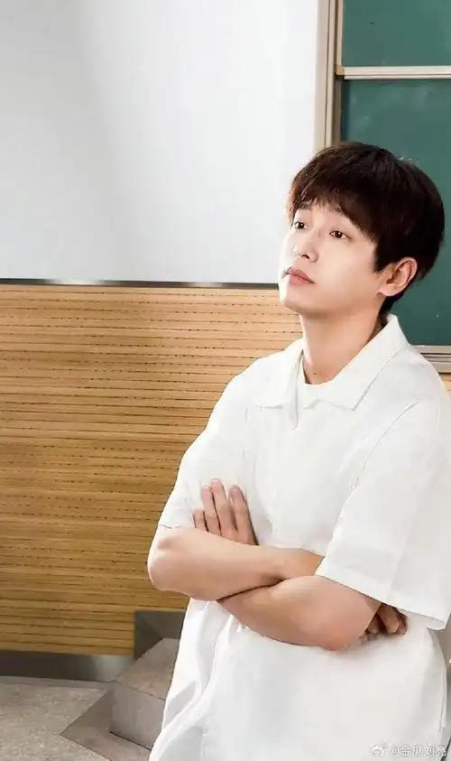 彭昱畅樱花树下的男大#好绝的春日写真,彭昱畅我真的会爱!