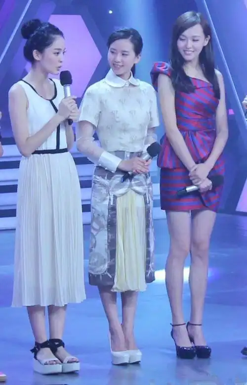 以前唐嫣古力娜扎同框有些土气,现在唐嫣完成逆袭