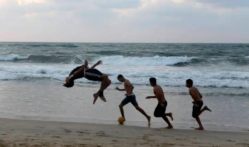 社照片,外代,2021年10月2日10月1日,巴勒斯坦少年在加沙城的海滩玩耍