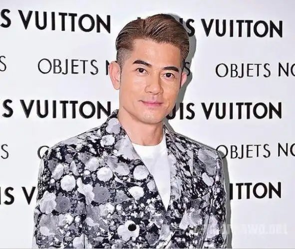 梳着大背头的郭富城充满男性魅力,普通人驾驭不了的印花西装也被他穿