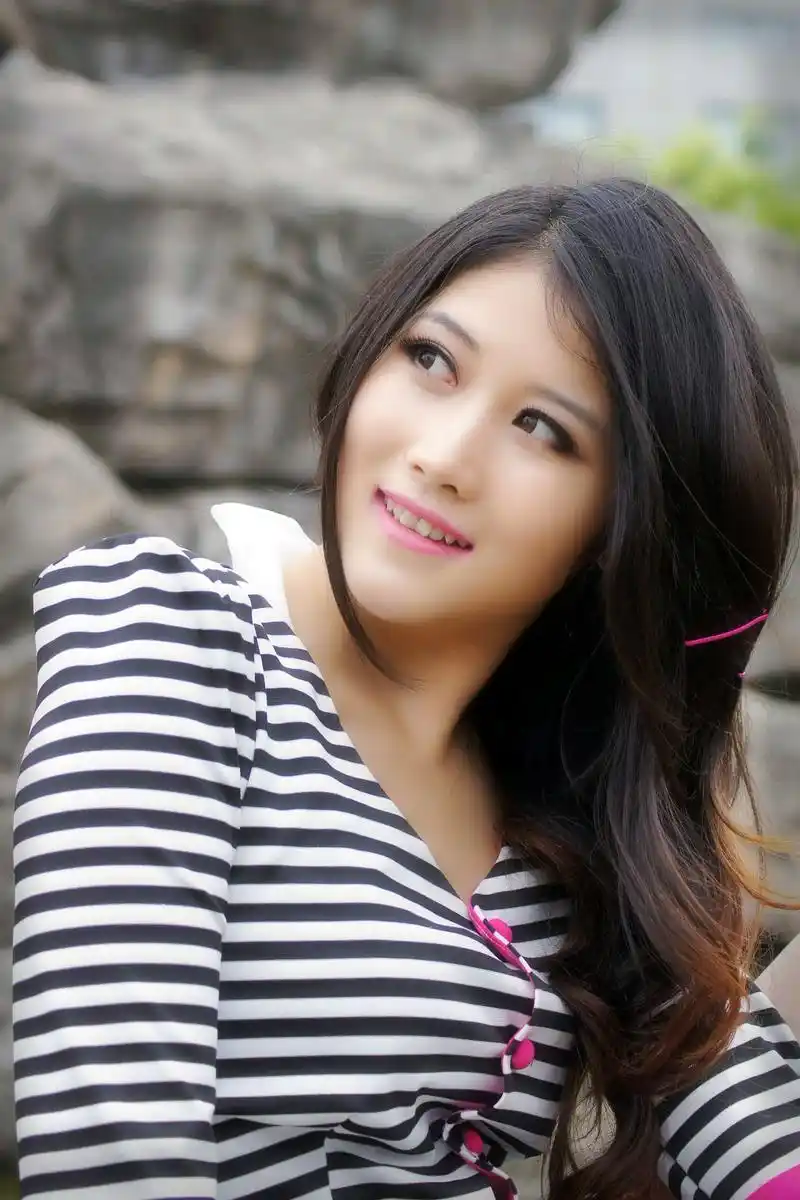 在户外美景下的秀发飘逸美丽女子