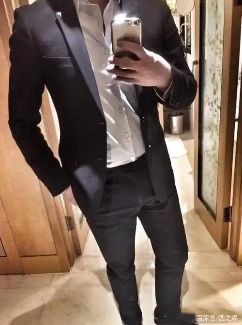 白色衬衫正装帅哥,爱自拍熟男很有魅力