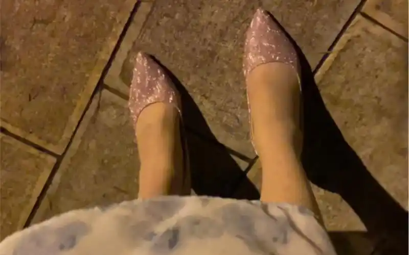 女装大佬穿连衣裙和8cm高跟鞋伪街的原声视频