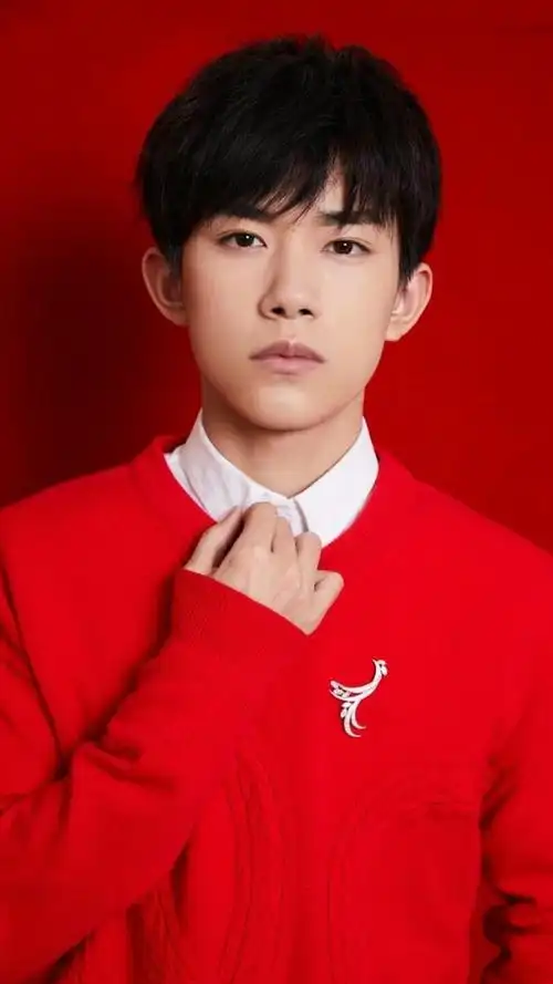 易烊千玺帅气时尚写真