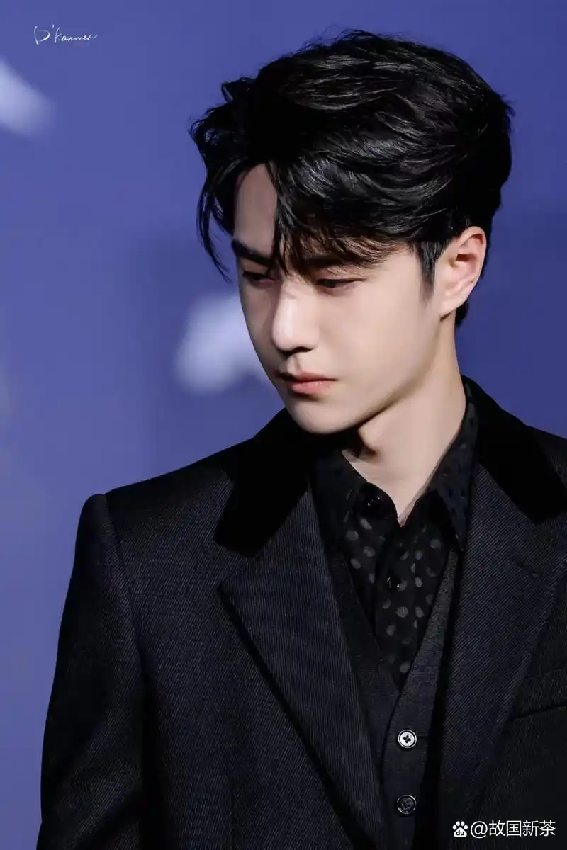 图九是大鹏,王一博,徐峥内场坐一起.