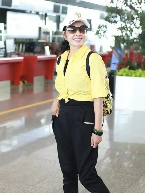 从刘晓庆身上我们可以看到她对生活充满热情积极的态度,所以在她的