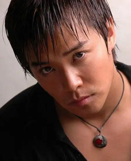 【学明星装扮】陈思成短发发型变身时尚优雅熟男