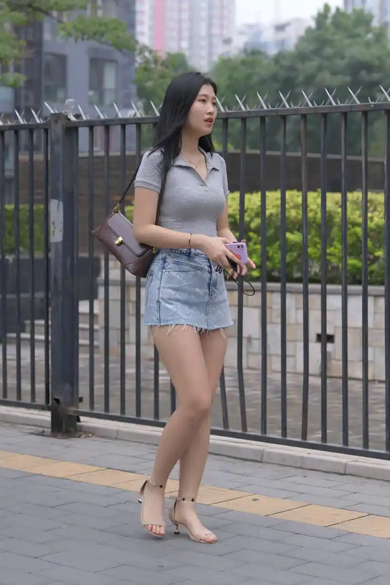 街拍美女,漂亮的牛仔短裙小姐姐,牛仔搭配短t意外好看!