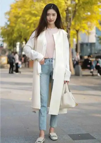 会搭配的时尚姑娘,牛仔裤也能穿出个性感,尽显时尚魅力