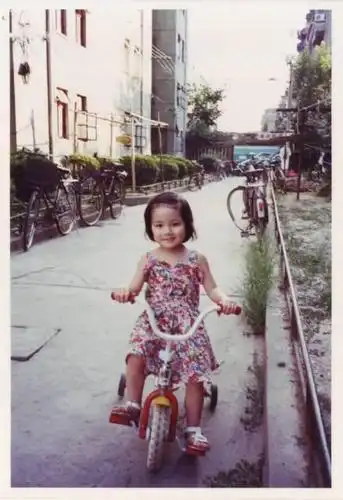 看到邓紫棋的照片,有网友回复道:"