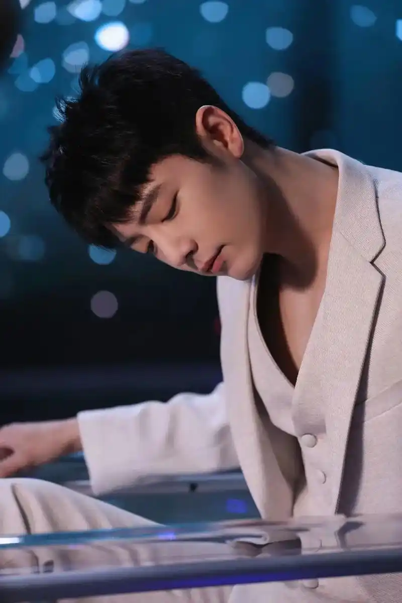 肖战 我的心里住了一个人,他成了治愈我的药,而且效果出奇的 - 抖音