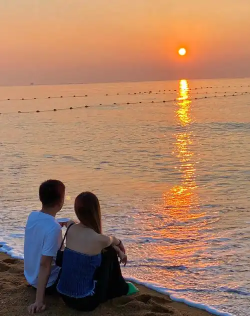 情侣海边日出拍照