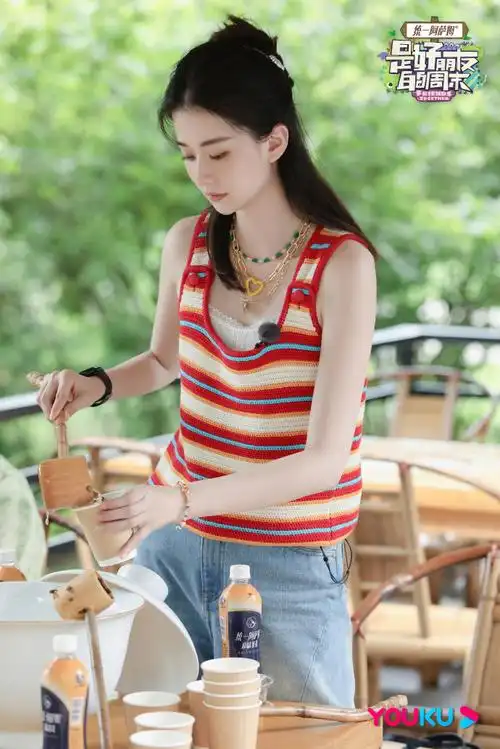 乔欣红条纹吊带上衣