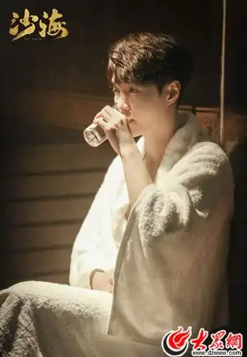 张艺兴《沙海》上线解雨臣 网友:实名制承包泡澡的花爷