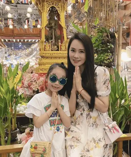 伊能静的儿子在国外读书求学,一年很少才见一次面,好在又有了小女儿陪