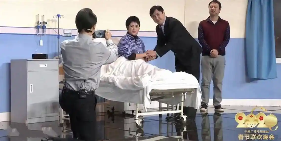 《走过场》在2015年的《投其所好》中,女科长马晶晶为了巴结领导,让