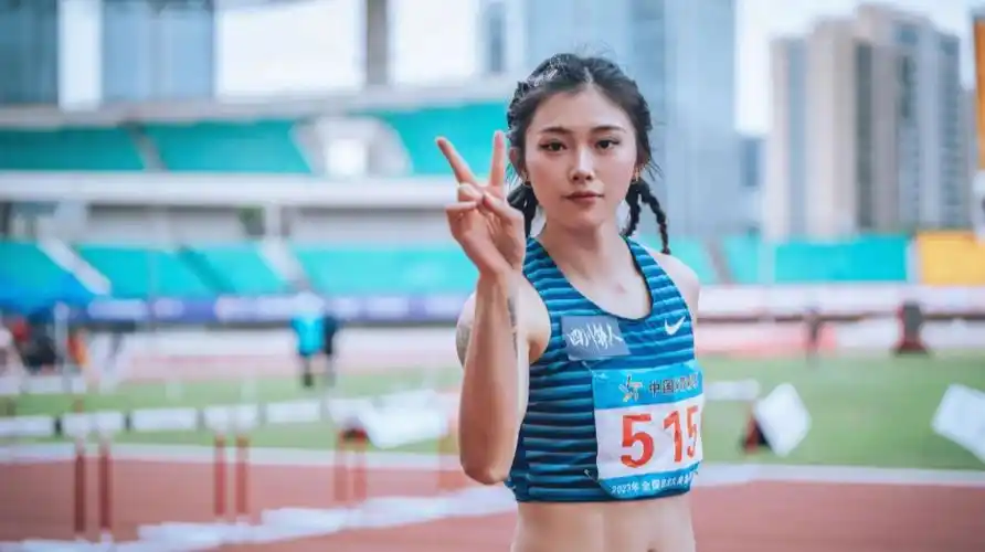 其实葛曼棋腹部有纹身,朱婷脚踝有纹身,男足和男篮,超过一半的都有