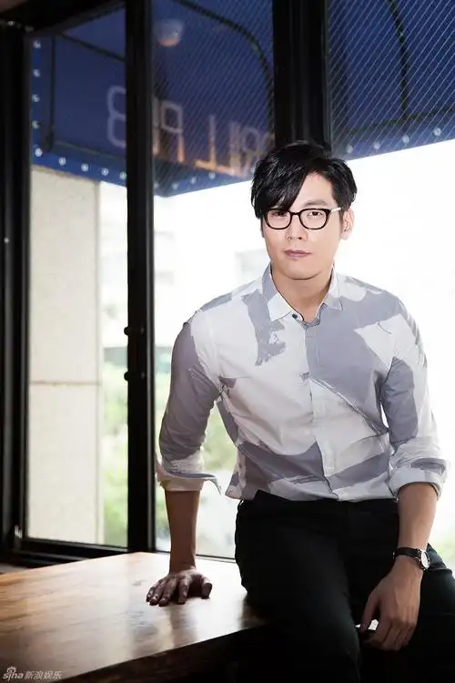 组图:崔丹尼尔戴眼镜儒雅绅士展笑颜_高清图集_新浪网