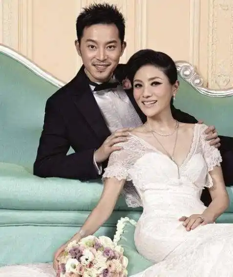 沙溢与胡可拍校园写真,曾当4年"上门女婿":生活没有容易二字_因为