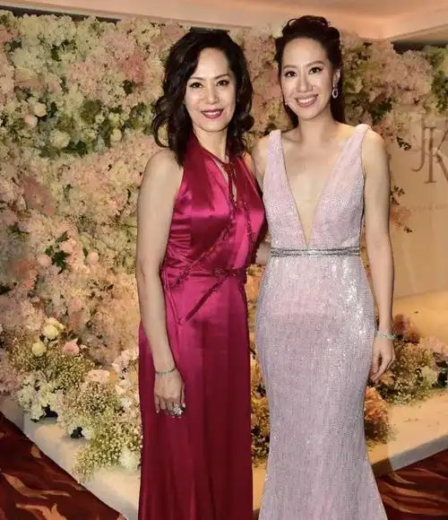 甄子丹老婆汪诗诗身材绝了穿挂脖无袖连衣裙出席活动高挑纤瘦