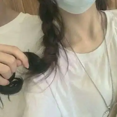 2021情侣头像不露脸半身仰望天空想想我们的一生