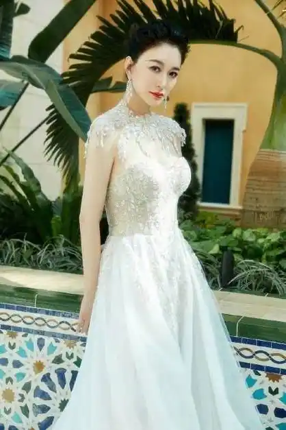 45岁李小冉,身材成焦点女人味十足_皮肤_年纪_白色