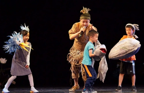 演员指导湾区小观众表演《鹬·蚌·鱼》剧中片段