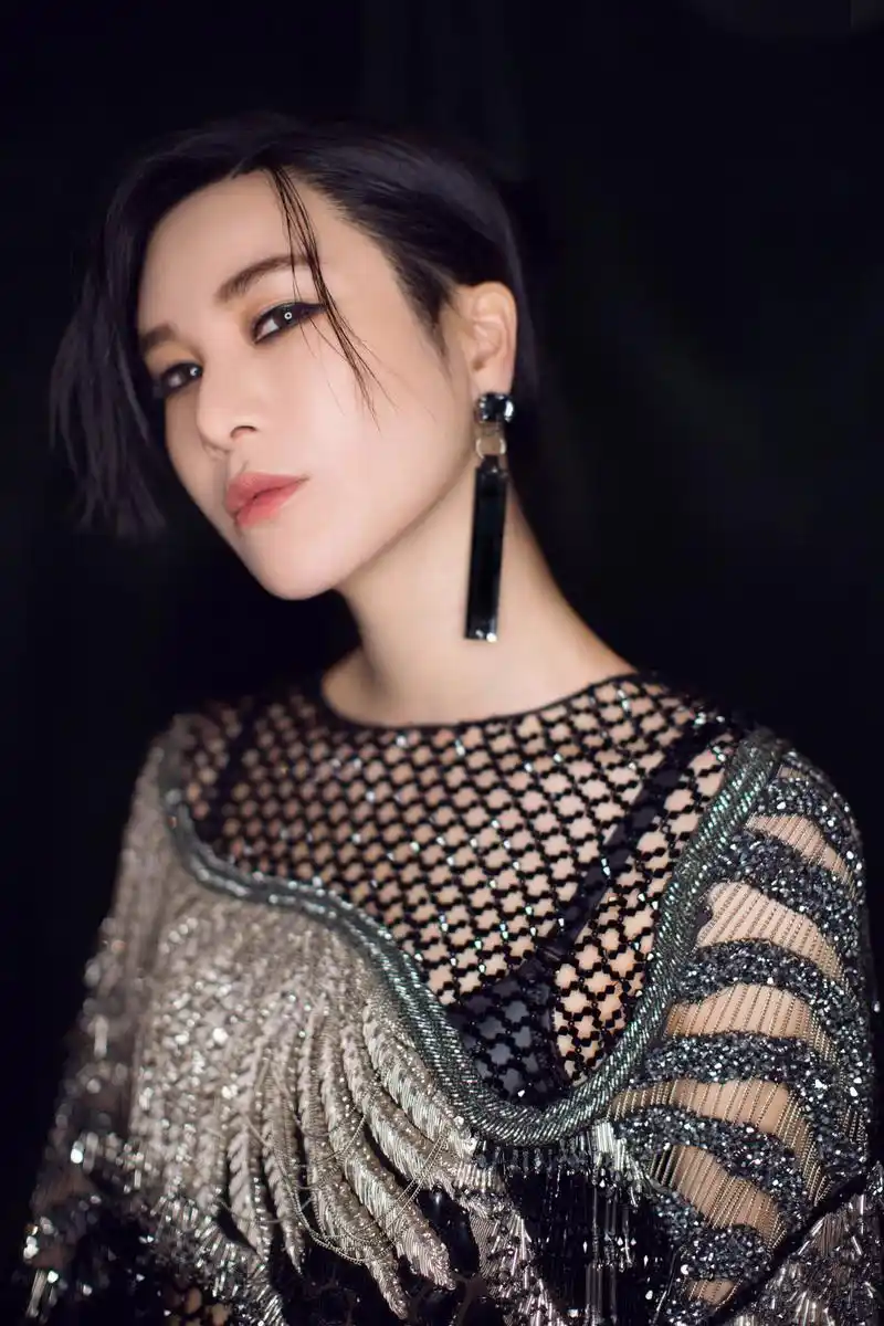 尚雯婕获年度时尚音乐先锋大奖 新歌舞台点燃全场