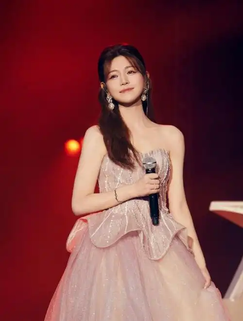 陈妍希胡夏同台合唱,银色抹胸装惊艳广州观众