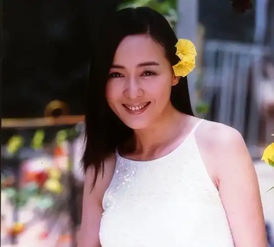 电影演员小李琳(51岁女演员李琳:被前夫一巴掌扇到离婚,二婚嫁给世界