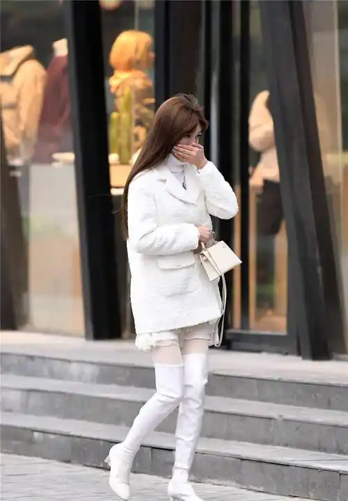 白色粗跟过膝靴,搭配白色丝袜,毛衣和外套都是白色的_款式_美女_效果