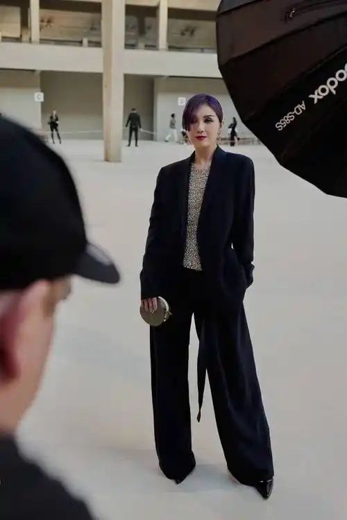 杨千嬅西装造型现身巴黎漫步街头拥抱自在之风