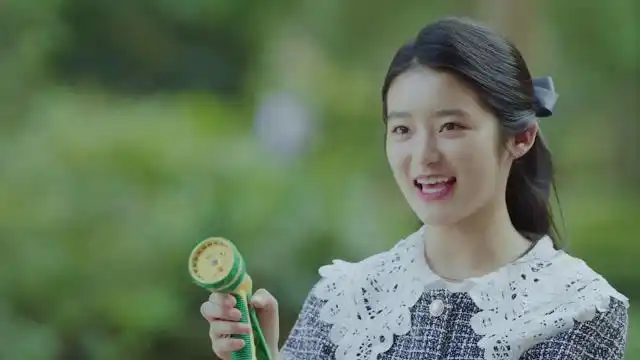 初恋那件小事:女追男隔堵墙,何欣为了追开拓,竟洒水回忆童年