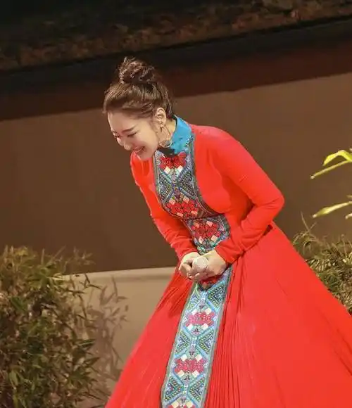 42岁顶级歌手谭晶罕露面,国际舞台上端庄大气,私下却风格大不同_休闲