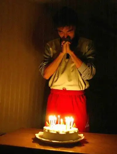 图文国足备战东亚四强赛赵旭日生日蜡烛前许愿