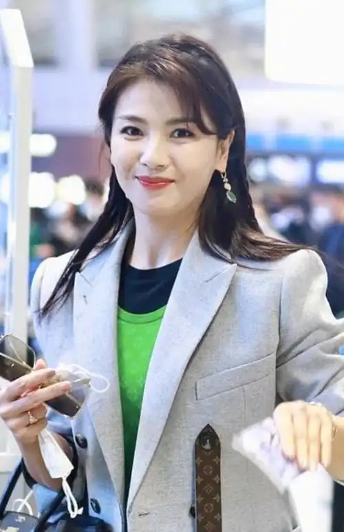 在另一张照片中,刘涛面对镜头笑容甜美,状态极佳,但难掩眼角细纹,显得