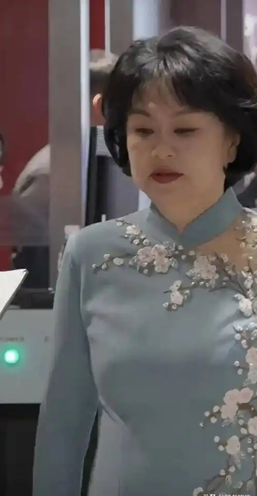 58岁鞠萍近照曝光!脸部变化巨大一脸凶相,知情人透露其两幅面孔_网友_