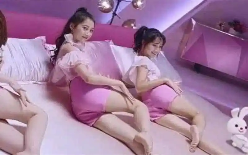 关晓彤早期拍摄卫生巾广告!当她提臀的那刻,男粉丝都坐不住了!