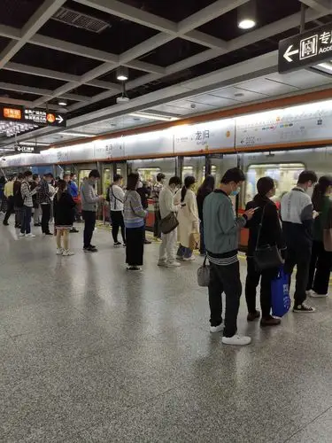 图集地铁里的广州人