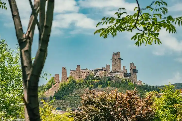 四川茂县大山里有一座古老羌寨:拥有古代碉楼群,窗棂上摆满白石