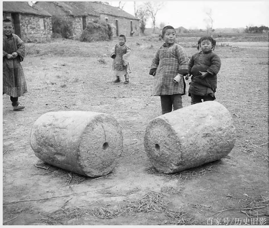 上世纪30年代南京农村老照片,乡村商店与农村儿童