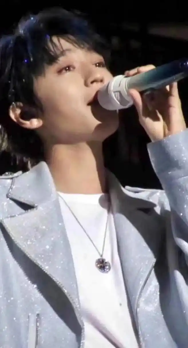 王俊凯这是哭了吗,估计合约都结束没续,真的解散.