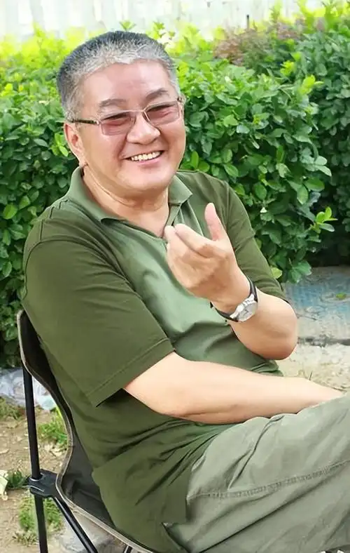 老戏骨鲍国安:与患难妻子爱一生,杨钰莹不是我的儿媳