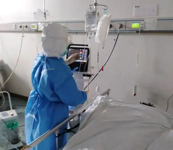 翟朝璐在为患者输液