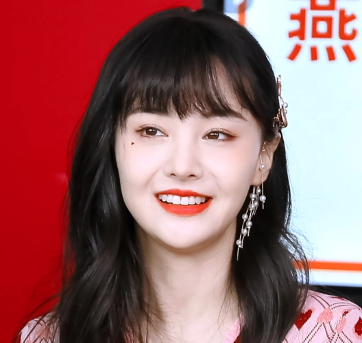 郑爽活动生图笑容满面状态好这刘海造型是认真的么